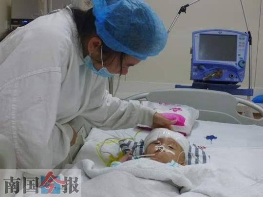 一岁半女童从自家床上摔下 已昏迷20多天家人