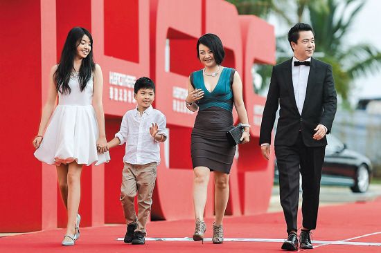 华谊兄弟20岁生日大牌云集 宋丹丹坐轮椅走红