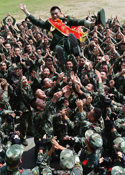 组图:一等功臣从子弹上膛到全部击中目标仅用