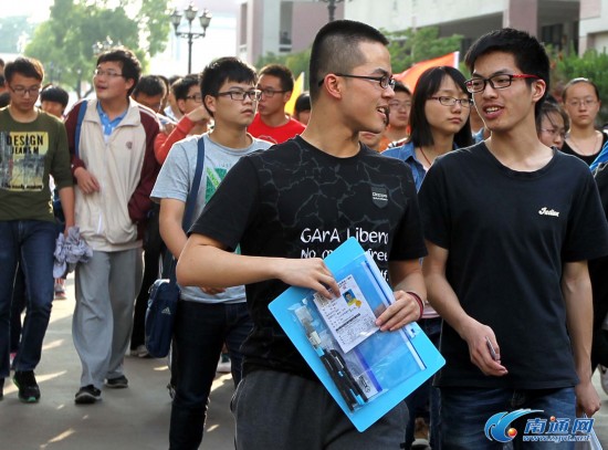 江苏高考结束 南通考生轻松走出考点