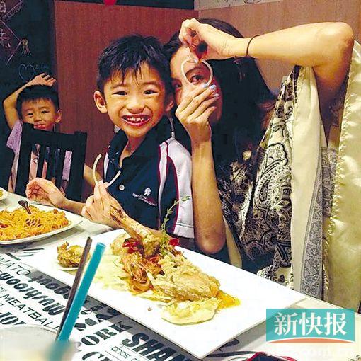 张柏芝带儿子搞怪自拍 Lucas缺牙咧嘴吓坏网友