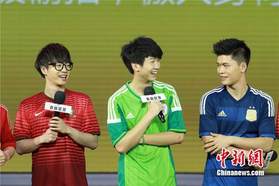从左至右:华晨宇,白举纲,宁桓宇