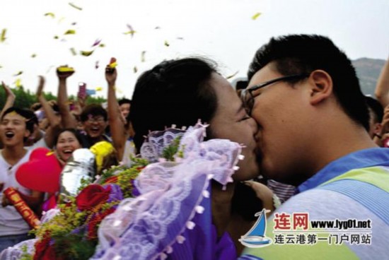 女大学生穿婚纱表白_表白二维码图片(3)