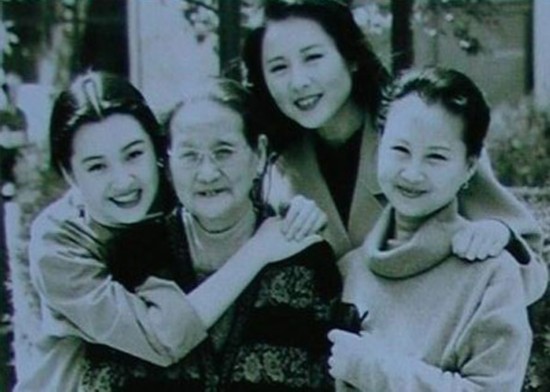 傲娇公主海关光屁溜童年照曝光扑姐姐怀里撒娇【2】许晴英语视频图片