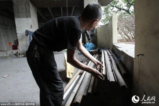 重庆拾荒男子钻研彩票3年 称破解 中奖公式