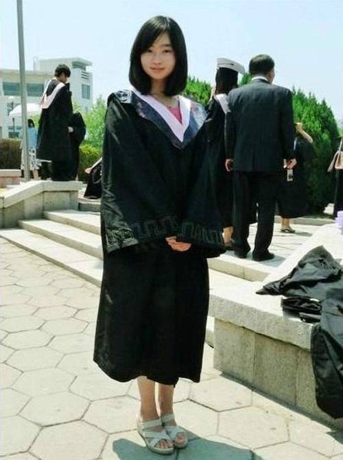 80后美女大学生出家后用微博引围观