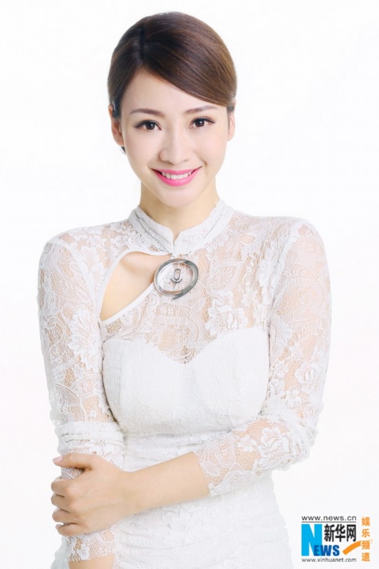 柳岩知性美妆写真温婉盘发 略施粉黛尽显恬静