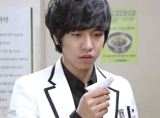 李胜基被刺伤眼:角膜受伤 眼球内侧出血(图)