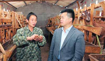 村民向教授咨询山羊养殖中遇到的难题