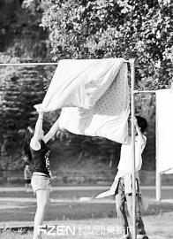 学长帮学妹晒被子照片微博热传 网友大呼在一