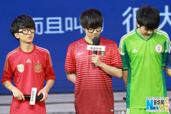 快男穿球衣变足球宝贝 7月18日PK韩寒郭敬明