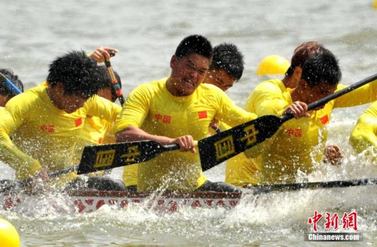 首届龙舟世界杯福州开幕 美女鼓手吸引眼球(组