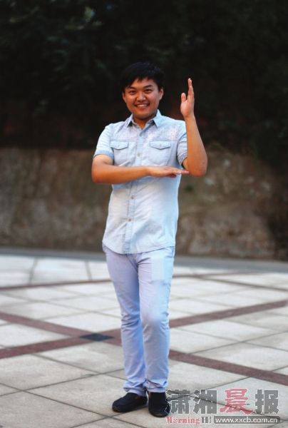 湖南20岁男子酷爱广场舞 成大妈们小情人(图