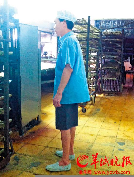 东莞臭脚米线重出江湖 员工光脚踩米线(组图