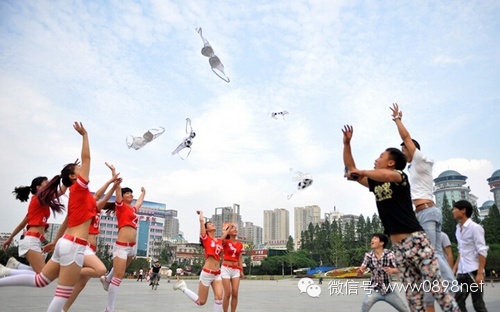 【微天下】神器偷拍女性裙底,海豚恋上女训练