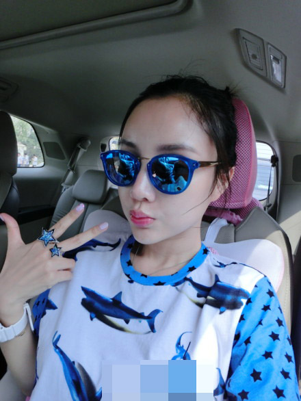 李小璐素颜自拍眼袋明显 运动装展纤细身材【7】