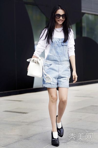<em>长腿女王</em>姚晨英伦风格街拍 俏皮可爱时髦--人民