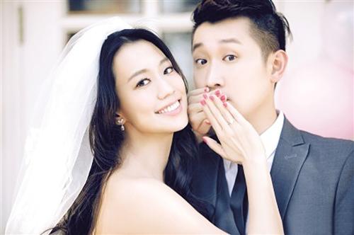 吴辰君晒甜蜜婚纱照庆祝结婚两周年图