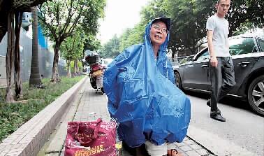 大学教授发明应急坐便器 穿雨衣坐路边解决内急