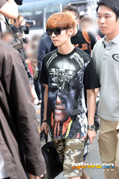 EXO赴《快乐大本营》机场花絮:灿烈世勋全黑
