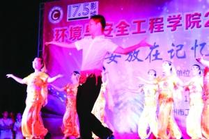 大学生带宿管阿姨跳广场舞 2年学会100支舞(图)