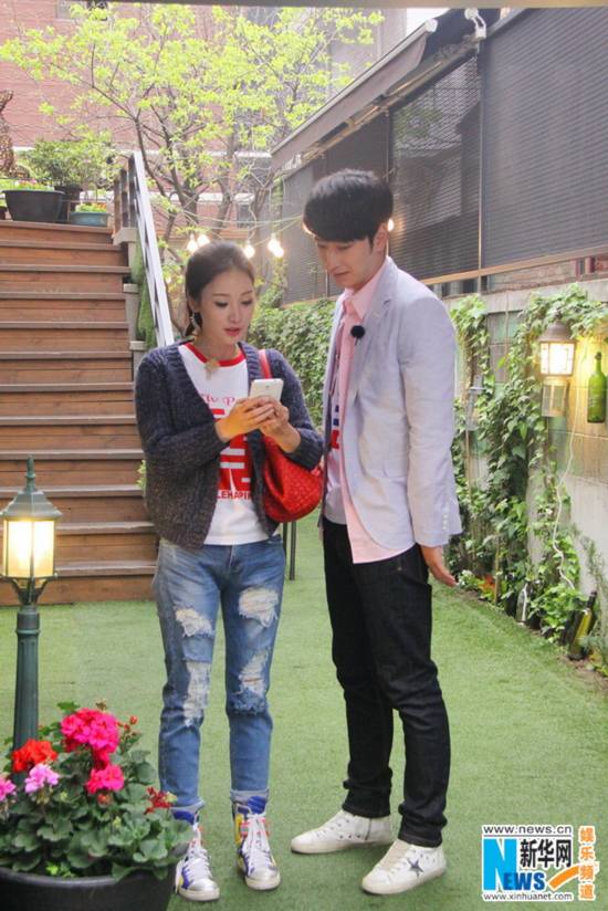 柳岩灿盛同游首尔 服装店夸张走秀变活宝情侣