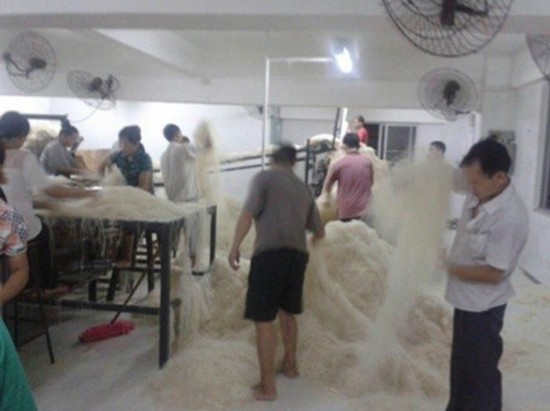 东莞臭脚米粉事件:涉事企业已停业整顿(组图