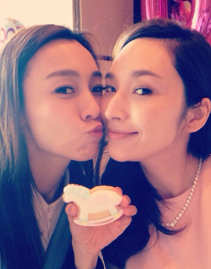 吴佩慈晒女儿抓头发照 网友:小手真肉(图)