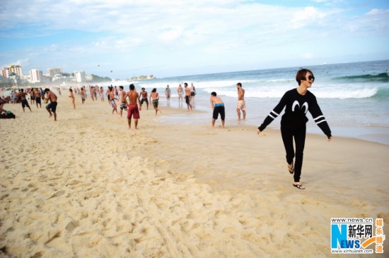 戚薇世界杯沙滩开球 球星孔卡脱鞋赤脚应战(