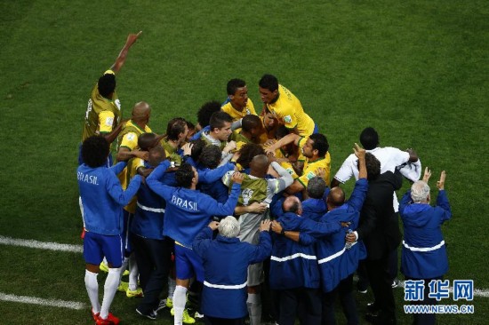 组图:世界杯揭幕战巴西取得开门红 乌龙球送对