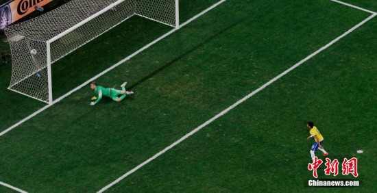 世界杯揭幕战举行 巴西女总统看台观战