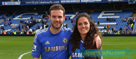 西班牙太太团大PK:伊涅斯塔妻子温柔持家