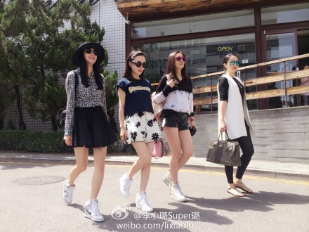 李小璐晒闺蜜团约会照 秦岚刘芸董璇个个貌美