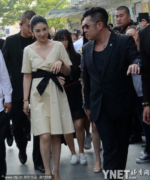 黄奕老公:宣传代写文章博同情 称手握证据