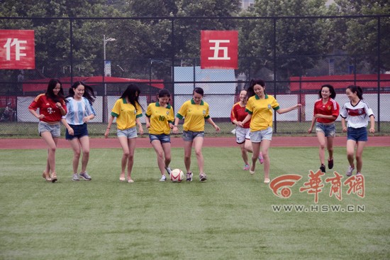 西安文理学院大四女生穿球衣拍毕业照 助威世