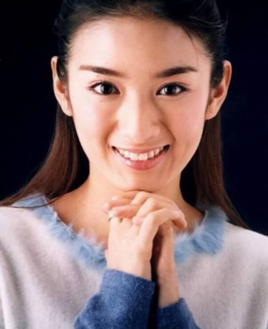 黄奕成长大起底: 从小遭遇父母离异 当服务员认