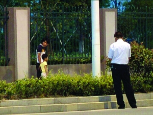 徐州小伙劫持4岁男孩 民警 扔鞋 趁机救下人质