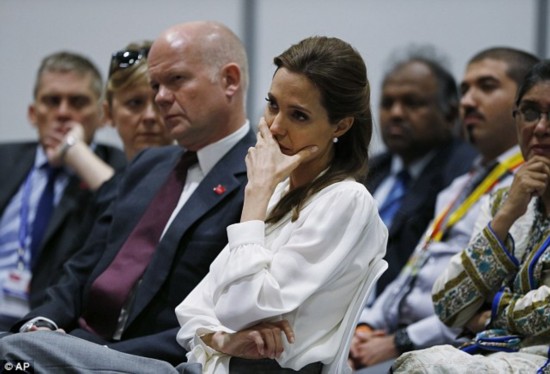 朱莉出席反战争性暴力峰会 几度感动落泪(组图