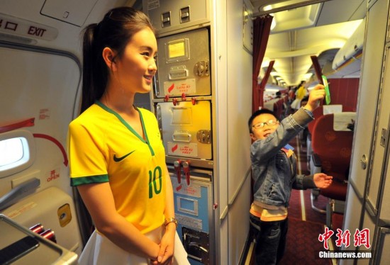 各路美女争奇斗艳 上演世界杯球服秀