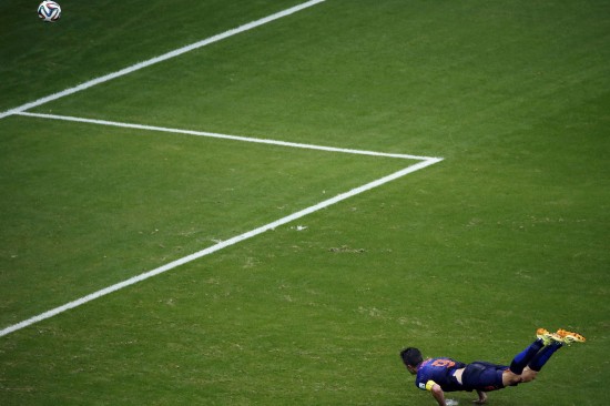 飞翔的荷兰人:范佩西超远鱼跃头球多角度回放