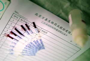 市民献血前要接受44项病史和健康咨询筛查及乙肝快速检测。