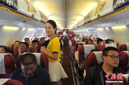 各路美女争奇斗艳 火爆上演世界杯球服诱惑