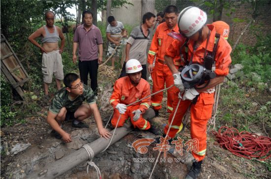 黄牛意外落入深井 消防战士抛绳救牛绳索磨擦