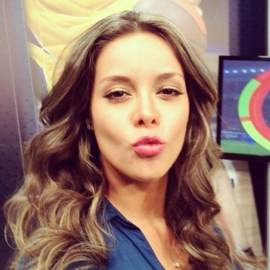 性感女记者抢镜世界杯 工作人员体坛名宿争合