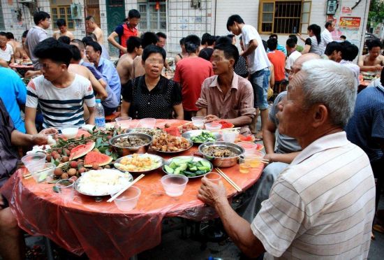 广西玉林部分市民提前聚餐吃狗肉过夏至节(组