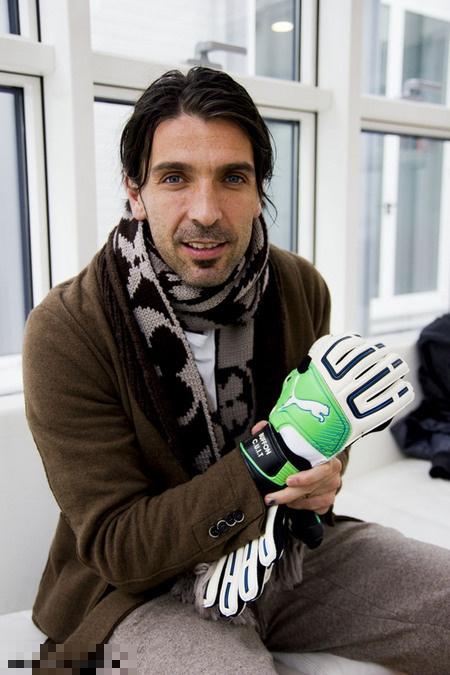 揭足坛名将家底:世界杯十大富豪C罗14.3亿资产