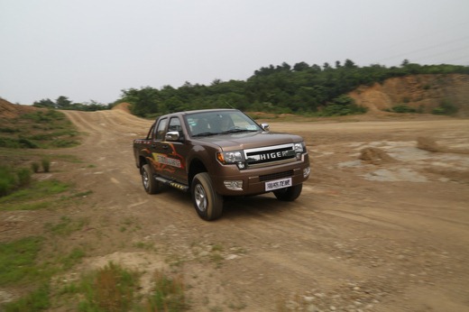 底盘扎实越野性能强--人民网试驾海格龙威