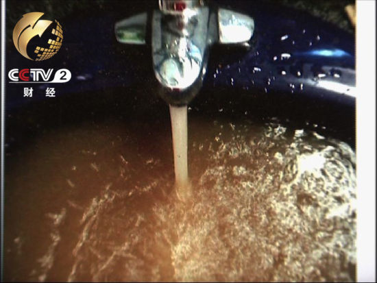 广东河源劣质水管致水源污染 自来水管流黄泥