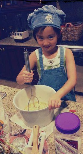 黄磊女儿多多海量萌照曝光:钻破布露大眼百变