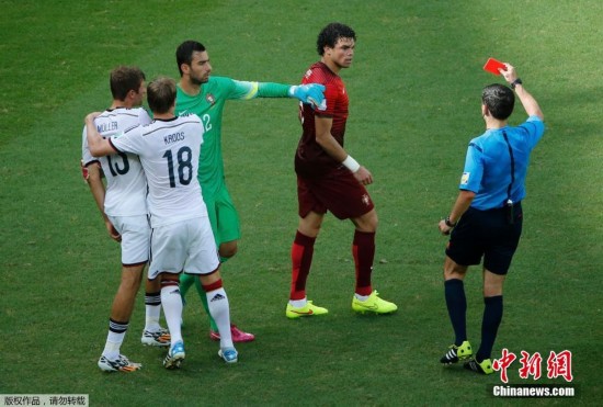 德国队4:0大胜葡萄牙 穆勒上演帽子戏法佩佩染